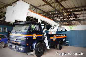 Prefeito de Capivari e Vice-Prefeito entregam caminhão com cesto aéreo para a Defesa Civil - Prefeitura de Capivari