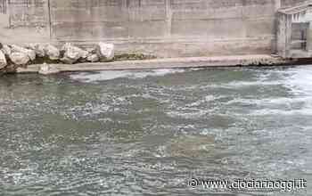 Schiuma bianca nel Liri, il fenomeno si ripete: paura e indignazione tra i cittadini - ciociariaoggi.it