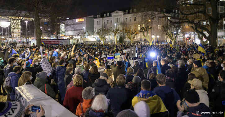 Heidelberg:  Die Stadt trägt blau-gelb als Zeichen der Solidarität