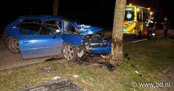 Auto botst hard tegen boom in Hedikhuizen: vrouw naar ziekenhuis gebracht - BD.nl