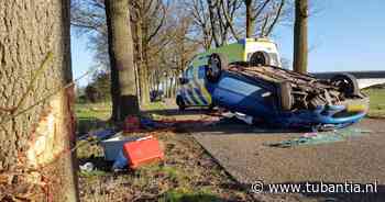 Automobilist in Geesteren ramt boom en belandt op de kop - Tubantia