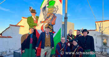 Schwarze Veri hisst Narrenfahne auf dem Mehlsack in Ravensburg - Schwäbische