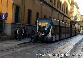 Tram fermo in via Rossini a Torino, i passeggeri scendono e lo spingono - Quotidiano Piemontese