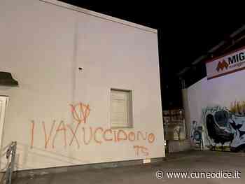 Scritte no vax a Fossano sui muri della ex sala contrattazioni - Cuneodice.it
