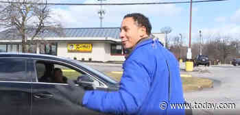 A TV reporter got interrupted during a shoot ... by his mom