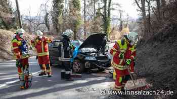 Auto kommt auf B20 von Fahrbahn ab und überschlägt sich