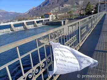 Messaggio d'amore (con richiesta di perdono) sventola sul ponte - Prima Lecco