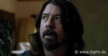 Foo Fighters: Tauber Dave Grohl erkennt eigene Songs nicht - bigFM