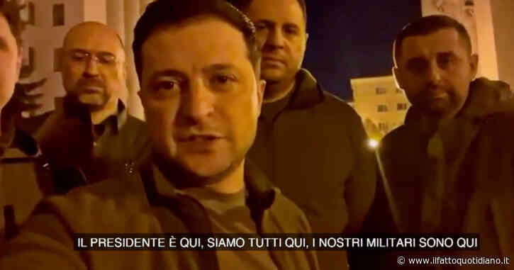 Guerra Russia-Ucraina, Zelensky pubblica un video in strada a Kiev: “Siamo qui a difendere il Paese”