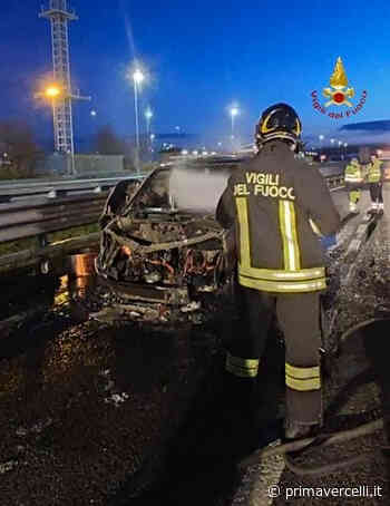 Santhià: furgone in fiamme sull'A4 - Prima Vercelli