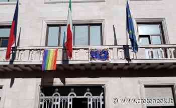 Ucraina-Russia, bandiera della Pace esposta al Comune di Crotone - CrotoneOK.it