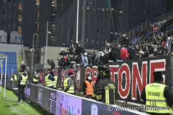 Crotone-Cosenza, 10 mila euro di multa alla società rossoblù per il lancio di fumogeni dei propri tifosi - Il Crotonese