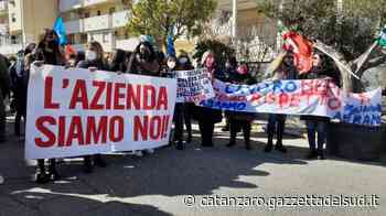 Crisi Abramo Customer Care. In centinaia al sit-in a Crotone per chiedere certezze FOTO - Gazzetta del Sud - Edizione Catanzaro, Crotone, Vibo