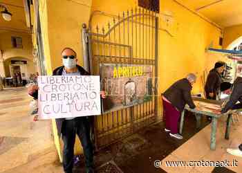Crotone, continua la raccolta firme in piazza Mercato - CrotoneOk.it - CrotoneOK.it