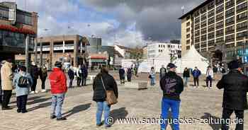 Mahnwache auf Stummplatz Neunkirchen gegen Ukraine-Krieg - Saarbrücker Zeitung