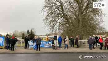 Solidarität mit der Ukraine: Mahnwache in Parchim für den Frieden | svz.de - svz – Schweriner Volkszeitung