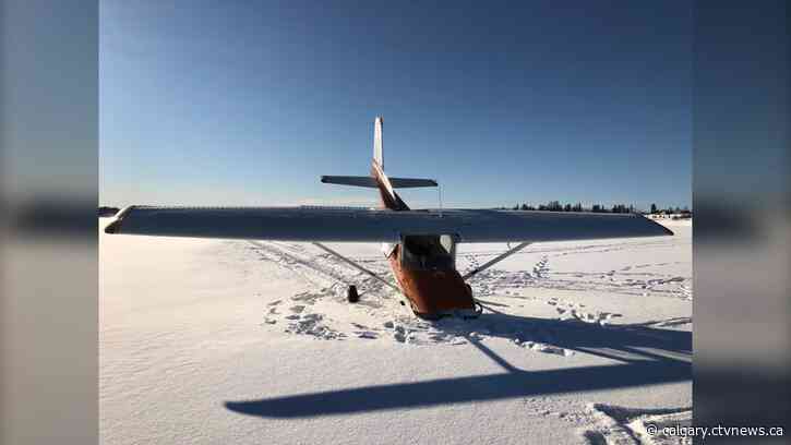Pilot uninjured after plane lands on lake north of Calgary