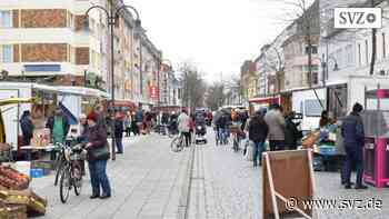 Kult-Verkäufer: Marktschreier bieten Waren in Wittenberge feil | svz.de - svz – Schweriner Volkszeitung