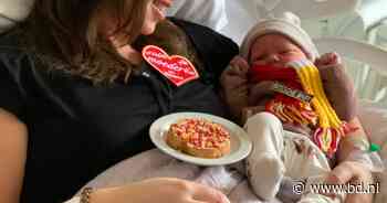 Beschuit met Oeteldonkse muisjes in rood, wit en geel voor ouders pasgeboren baby's in JBZ - BD.nl