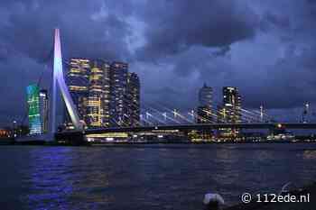 Erasmusbrug in Rotterdam kleurt blauw geel uit solidariteit met inwoners van Oekraïne - 112 Ede