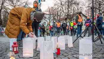 Corona-Kundgebung auf Marktplatz Holzkirchen: Botschaft mit Herzen und Kerzen - Merkur.de