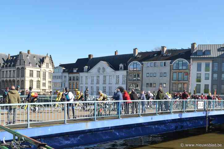 Stadscentrum Oudenaarde verwelkomt de renners via ophaalbrug