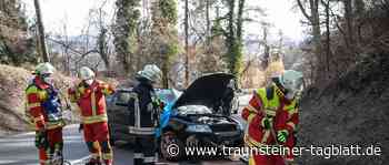 Auto kommt auf B20 von Fahrbahn ab und überschlägt sich – Keine Verletzten - Traunsteiner Tagblatt