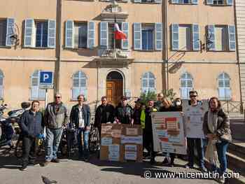 Des plaisanciers en colère se sont réunis devant la mairie d'Antibes, ce samedi