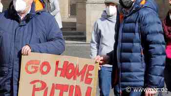 Menschen in Thüringen demonstrieren für den Frieden