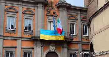 Sora: bandiera ucraina esposta all’esterno del Comune. Di Stefano: «Vicini ai 65 ucraini sorani» - Sora24