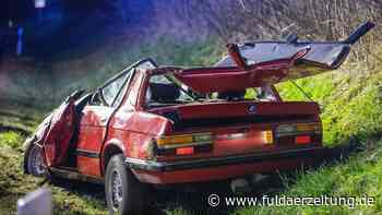 Fulda: Alleinunfall bei Dirlos - Feuerwehr muss Mann befreien - Fuldaer Zeitung