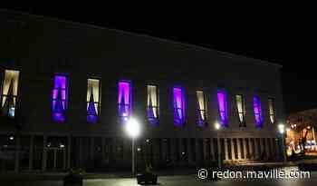 Guerre en Ukraine. La mairie de Lorient éclairée aux couleurs bleu et jaune de l'Ukraine - maville.com