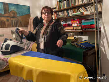 Ucraina: donne cuciono bandiere per la protesta di Foligno - Primopiano - Agenzia ANSA