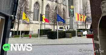 Mechelen hangt vlaggen halfstok als steunbetuiging aan Oekraïne - VRT NWS