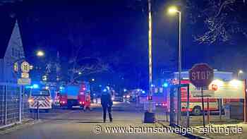 Feuerwehr löscht brennenden Wohncontainer auf LAB-Gelände