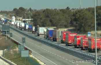 Rincari: tir e trattori da Matera a Toritto: “Abbandonati dal governo” - TRM Radiotelevisione del Mezzogiorno