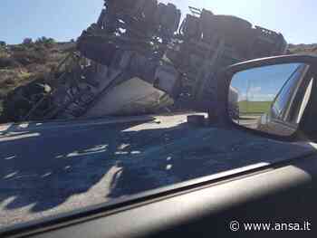 Maltempo: forte vento a Matera, si ribalta un camion - Agenzia ANSA