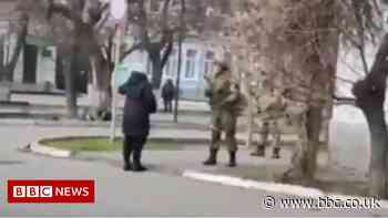 Ukraine: Woman confronts armed Russian soldier