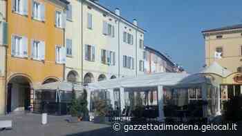 Carpi, dopo due settimane il tendone è ancora lì: «Va tolto e si curino anche gli altri arredi» - La Gazzetta di Modena