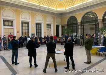 Angoscia e solidarietà: gli ucraini in municipio a Gallarate - varesenews.it