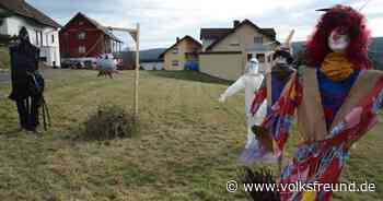 Karnevalsaktion in Morbach-Hundheim: Kostümierte Figuren vertreiben Corona - Trierischer Volksfreund