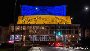 Russland-Ukraine-Krieg: Theater Schwedt in Blau-Gelb aus Solidarität zur Ukraine - moz.de