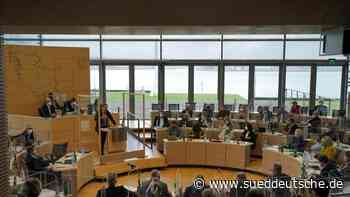 Landtag - Kiel - Nach russischem Angriff auf Ukraine: Schweigeminute - Politik - Süddeutsche Zeitung - SZ.de