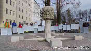 26 Plakate, die Erinnerungen wecken: Rosenheimerin blickt auf zwei Jahre Corona-Pandemie zurück