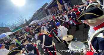 Aufmarsch bis Richterich: Karnevalisten packen im Krieg Degen und Kanone weg