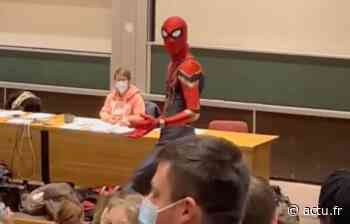 VIDÉO. Quand Spiderman débarque dans un amphi à l’Université d’Arras - actu.fr