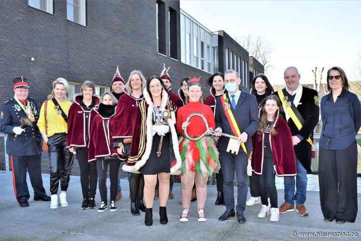 Prinses Sarah I regeert over Assenede: “Er lijkt wel een vloek te rusten op mijn titel”