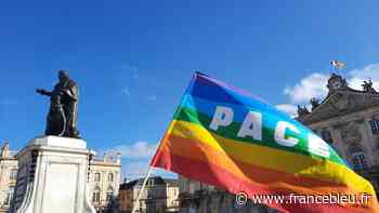 Une trentaine de personnes place Stanislas à Nancy pour réclamer la paix en Ukraine - France Bleu