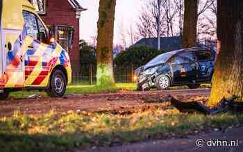Automobilist rijdt met zijn voertuig tegen een boom langs de Hoofdweg in Froombosch en raakt gewond - Dagblad van het Noorden