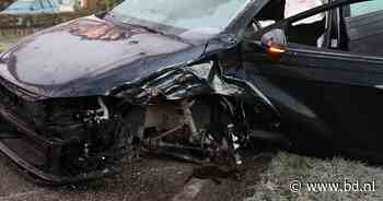 Auto botst tegen boom in Waspik, automobilist gewond - BD.nl